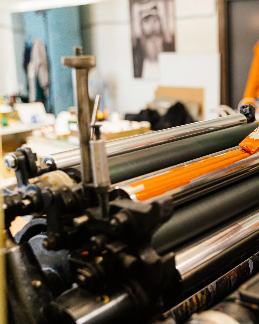 Encrage d'une presse dans un atelier d'impression à Morlaix