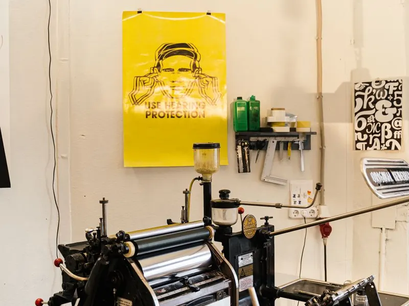 Affiche dans un atelier d'impression grand format à Morlaix