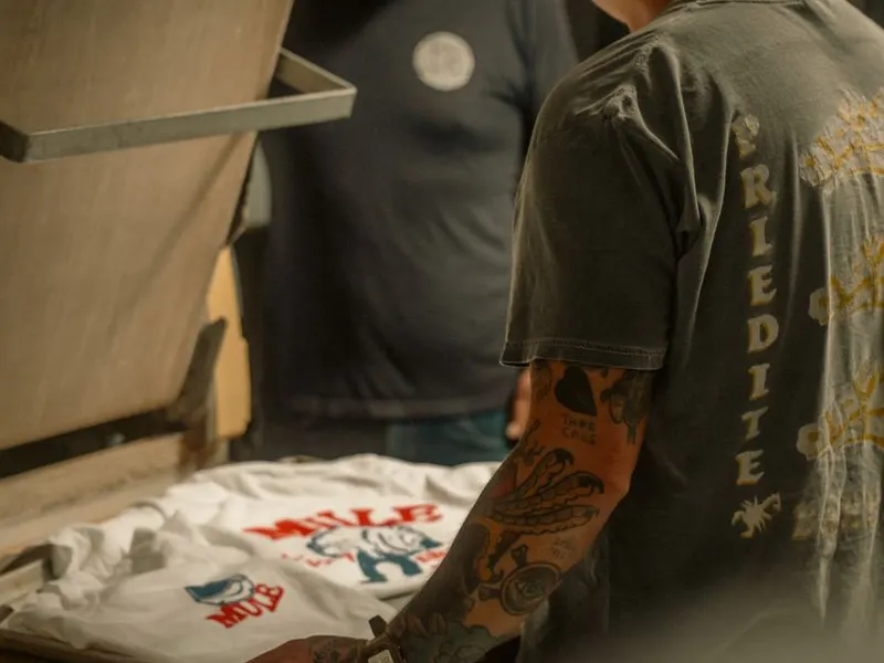 Sérigraphie d'un t-shirt sur presse rotative en atelier à Morlaix